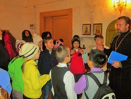 Дети слушают