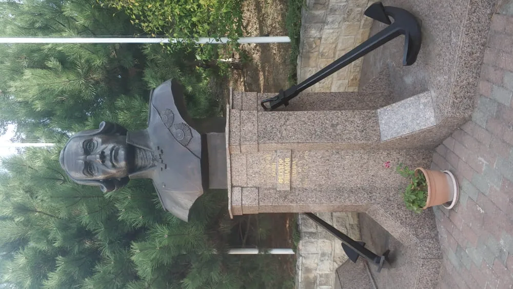 Памятник Ушакову